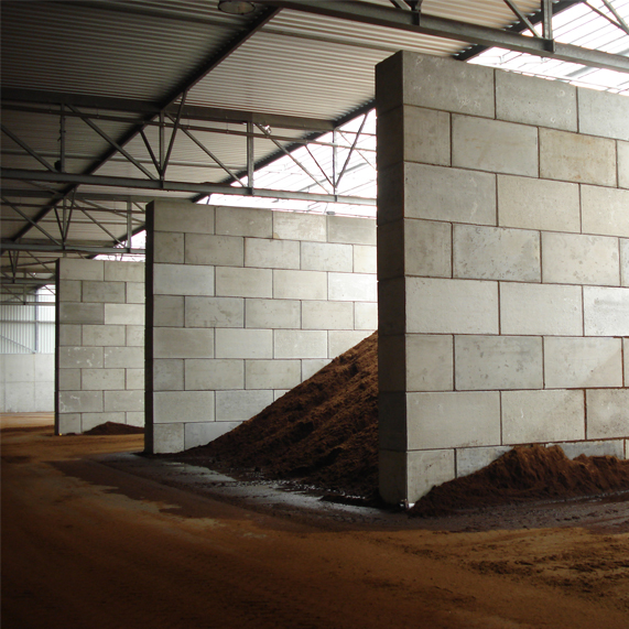 Storage bays for bulk material - concrete interlocking blocks